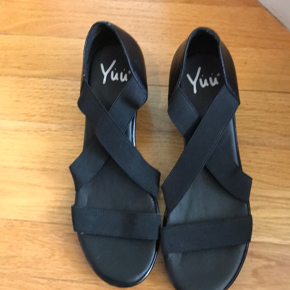 yuu black sandals